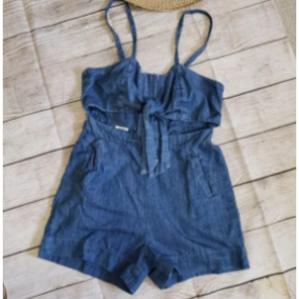 ❤️FOREVER 21 blue denim tie front romper M